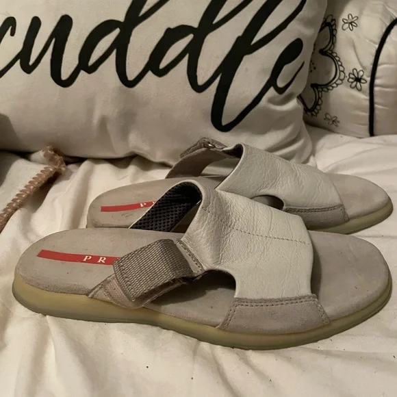 Prada - Picture 3 of 3